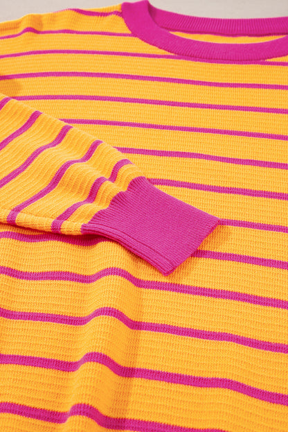Orangefarbener Pullover mit Streifenbesatz, Rundhalsausschnitt und überschnittener Schulter