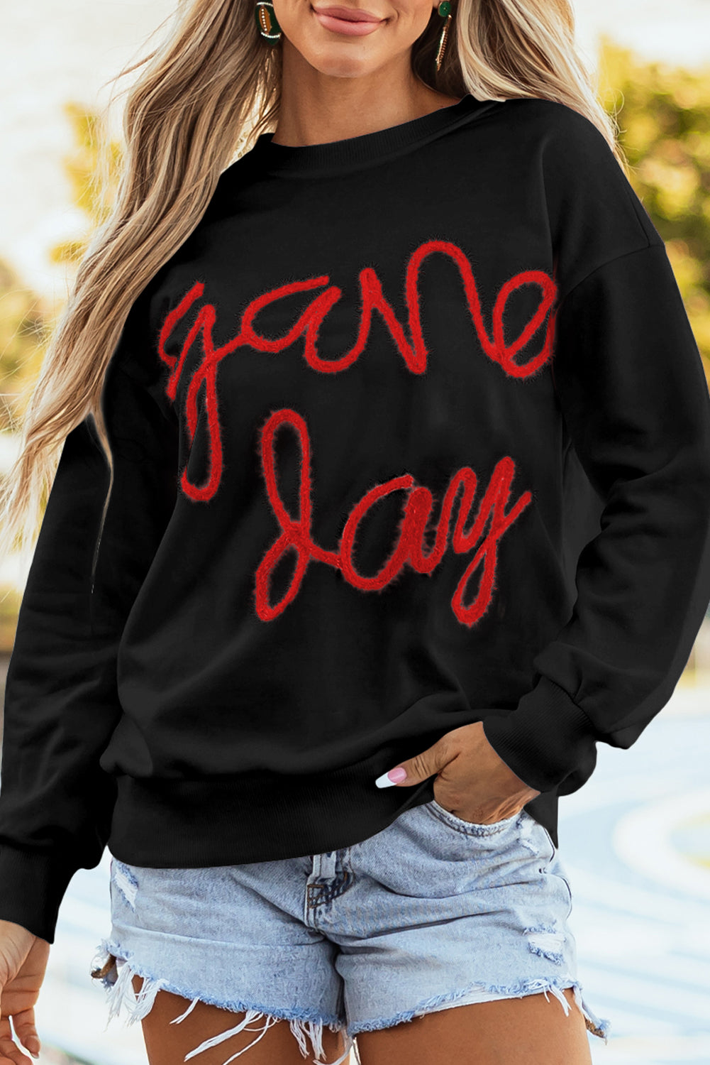 Schwarzes Lametta-Sweatshirt mit Game Day-Grafik und überschnittener Schulter