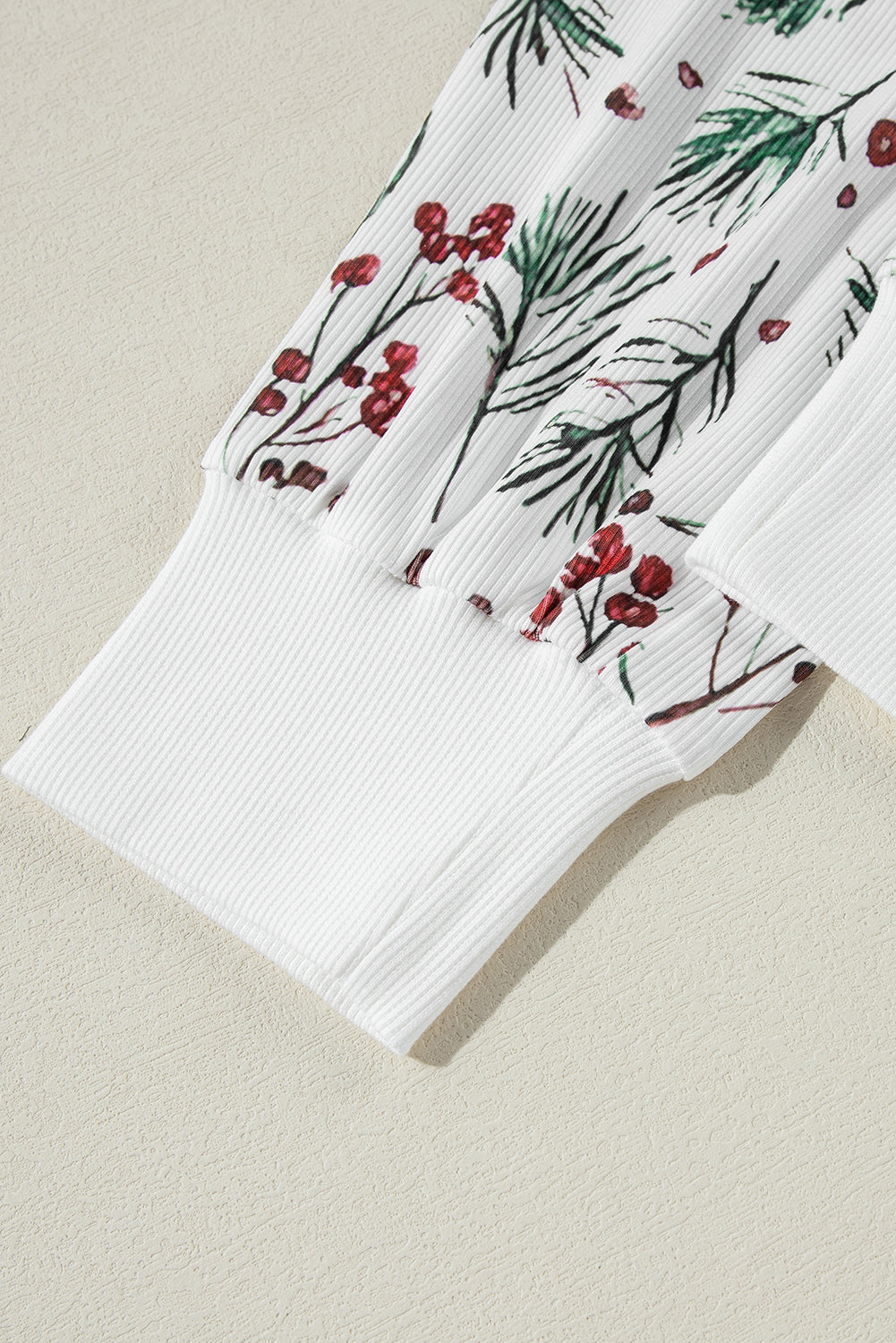 Weißes Thermo-Lounge-Set mit Pullover und Hose im Stechpalmen-Print