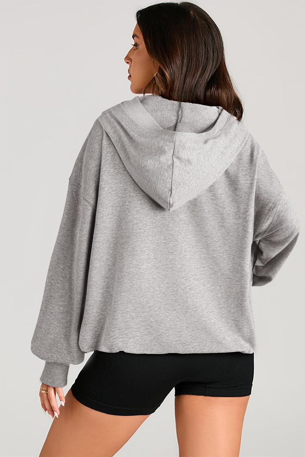 Hellgrauer Oversize-Hoodie mit Kängurutasche und halbem Reißverschluss