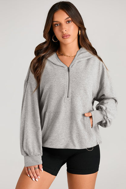 Hellgrauer Oversize-Hoodie mit Kängurutasche und halbem Reißverschluss