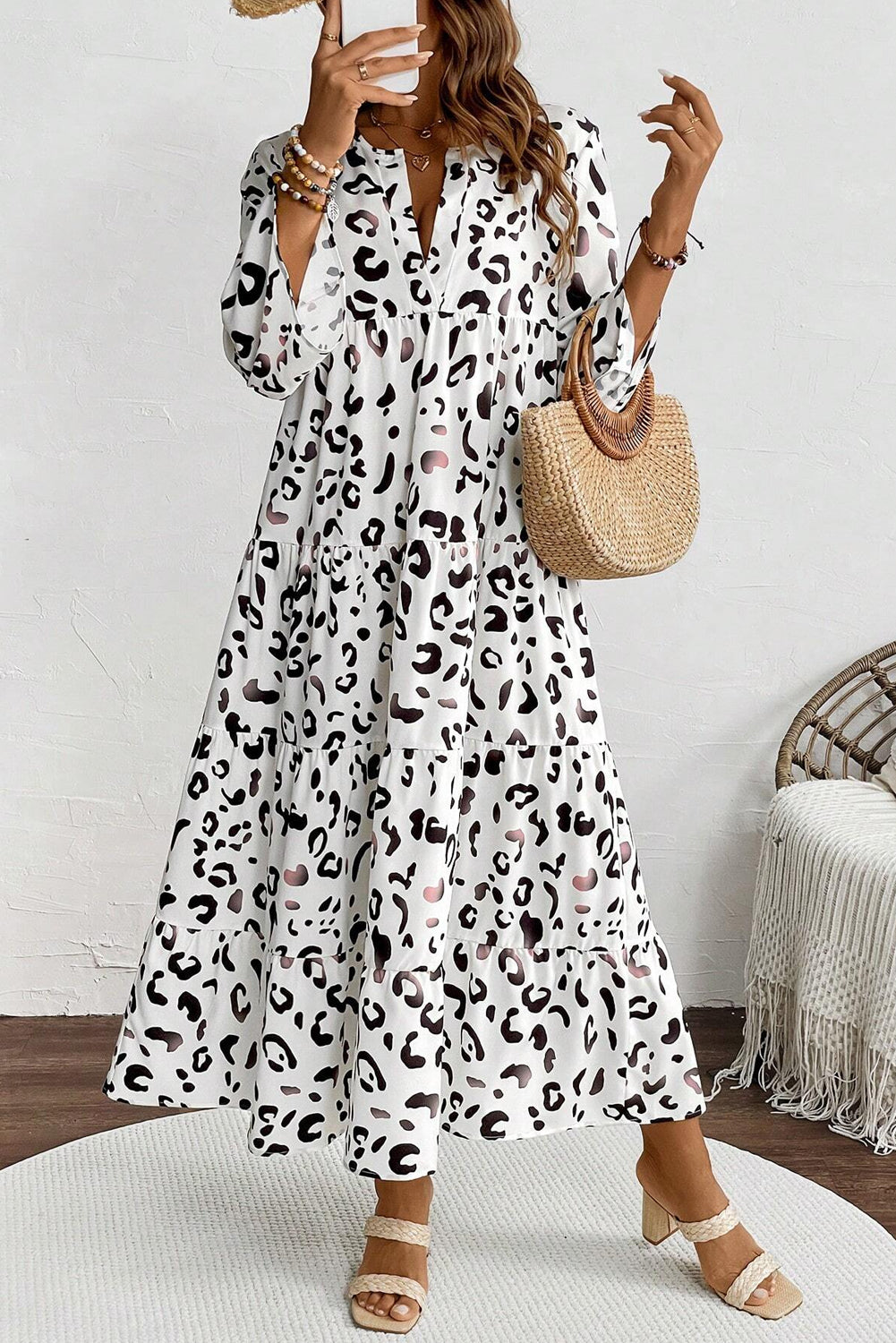 Weißes Maxikleid mit Leopardenmuster und V-Ausschnitt und lockerer Passform