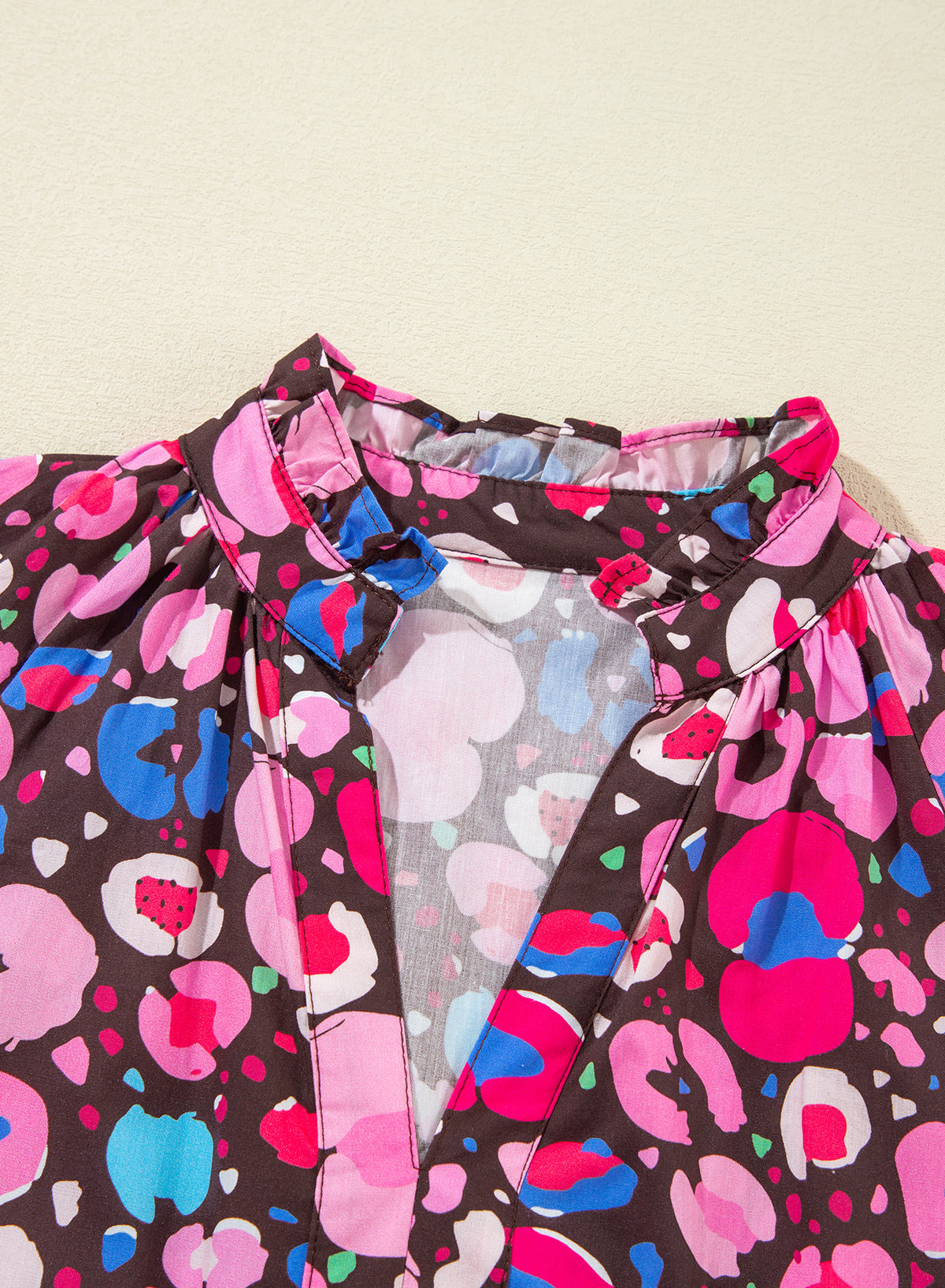 Kurzes Kleid mit abstraktem Rosendruck und V-Ausschnitt und Kragen, halblangen Ärmeln