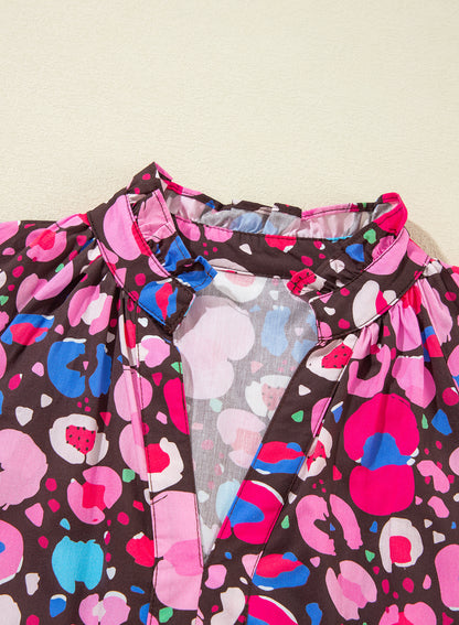 Kurzes Kleid mit abstraktem Rosendruck und V-Ausschnitt und Kragen, halblangen Ärmeln