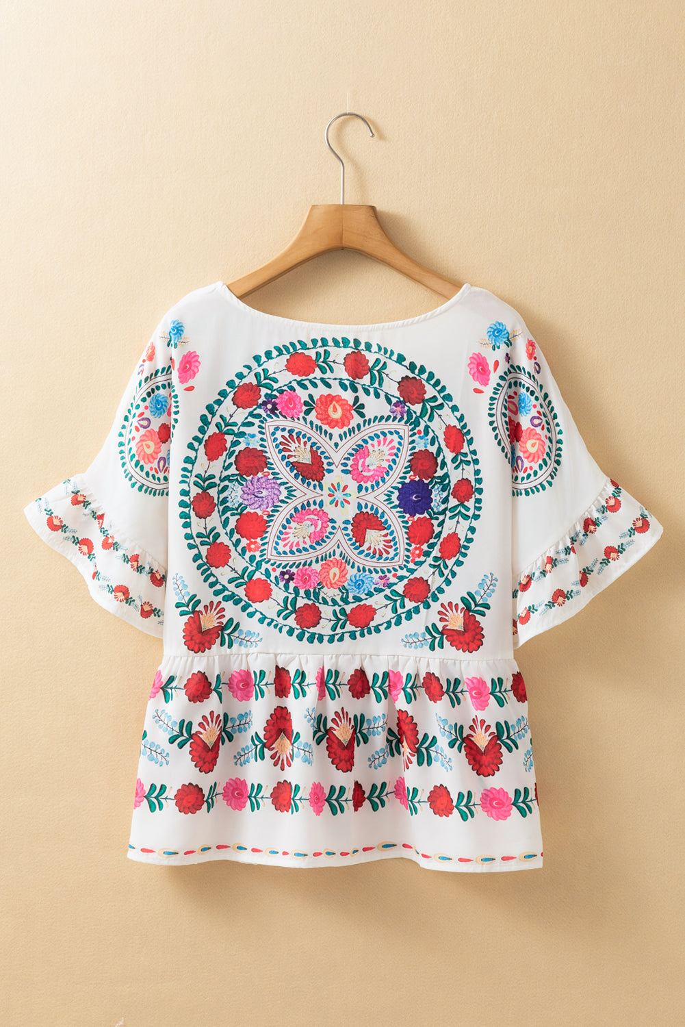 Weiße Bluse mit Rundhalsausschnitt und Rüschenbesatz im Boho-Stil mit Blumenmuster