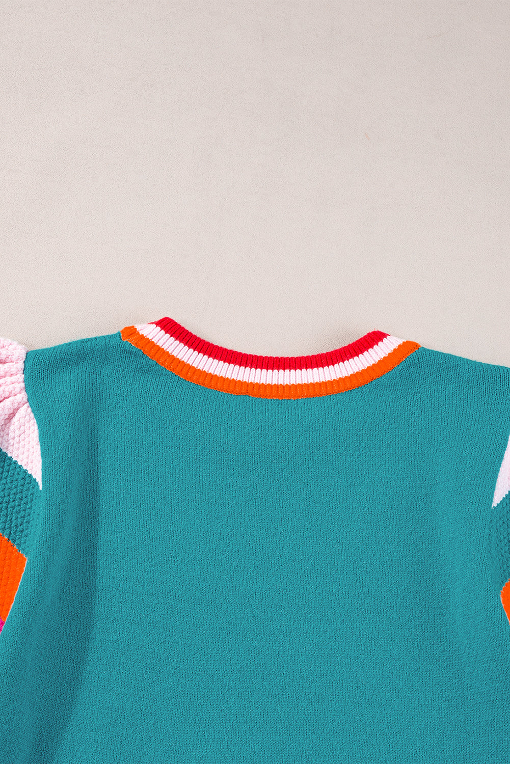 Türkisfarbenes Strickpullover-T-Shirt mit kontrastierenden Flatterärmeln