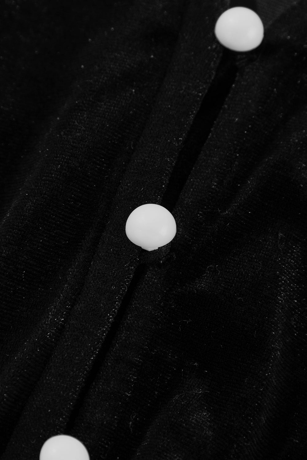 Schwarzes Midikleid aus Samt mit Knöpfen, Puffärmeln, V-Ausschnitt und Schlitz