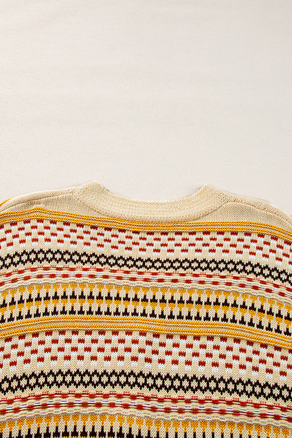 Khakifarbene, kurze Strickjacke mit V-Ausschnitt und Knöpfen