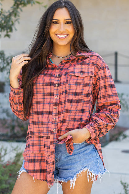 Rotes kariertes Langarmhemd mit seitlichem Schlitz und Used-Look-Saum