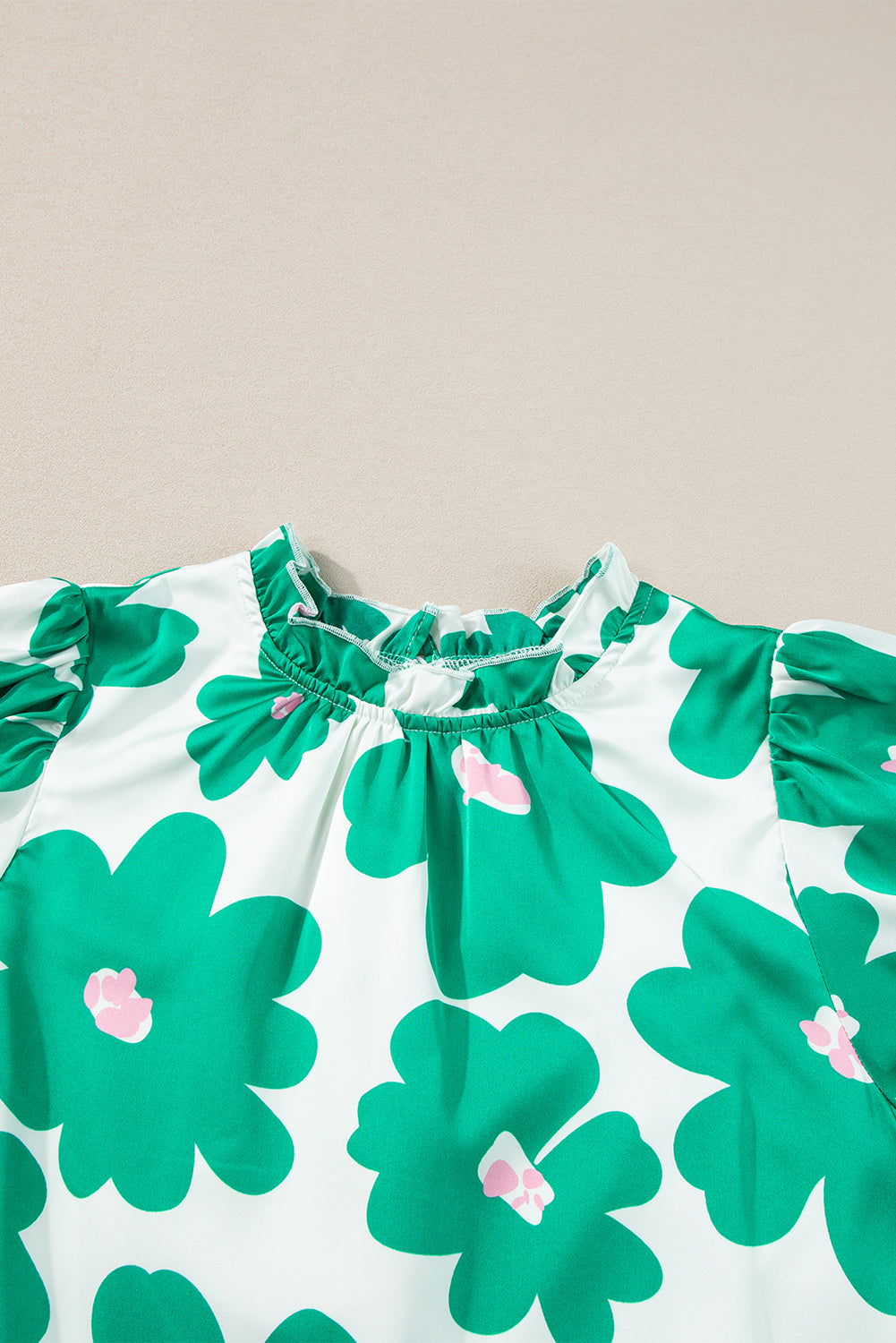 Grüne Bluse mit Blumenmuster, Puffärmeln und Rüschenausschnitt