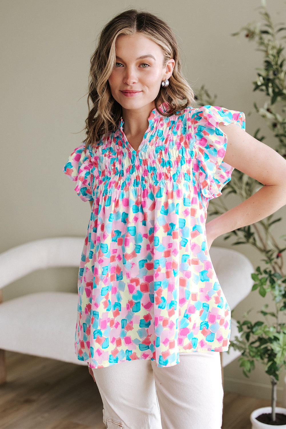 Himmelblaue Bluse mit geraffter Passe und abstraktem Print