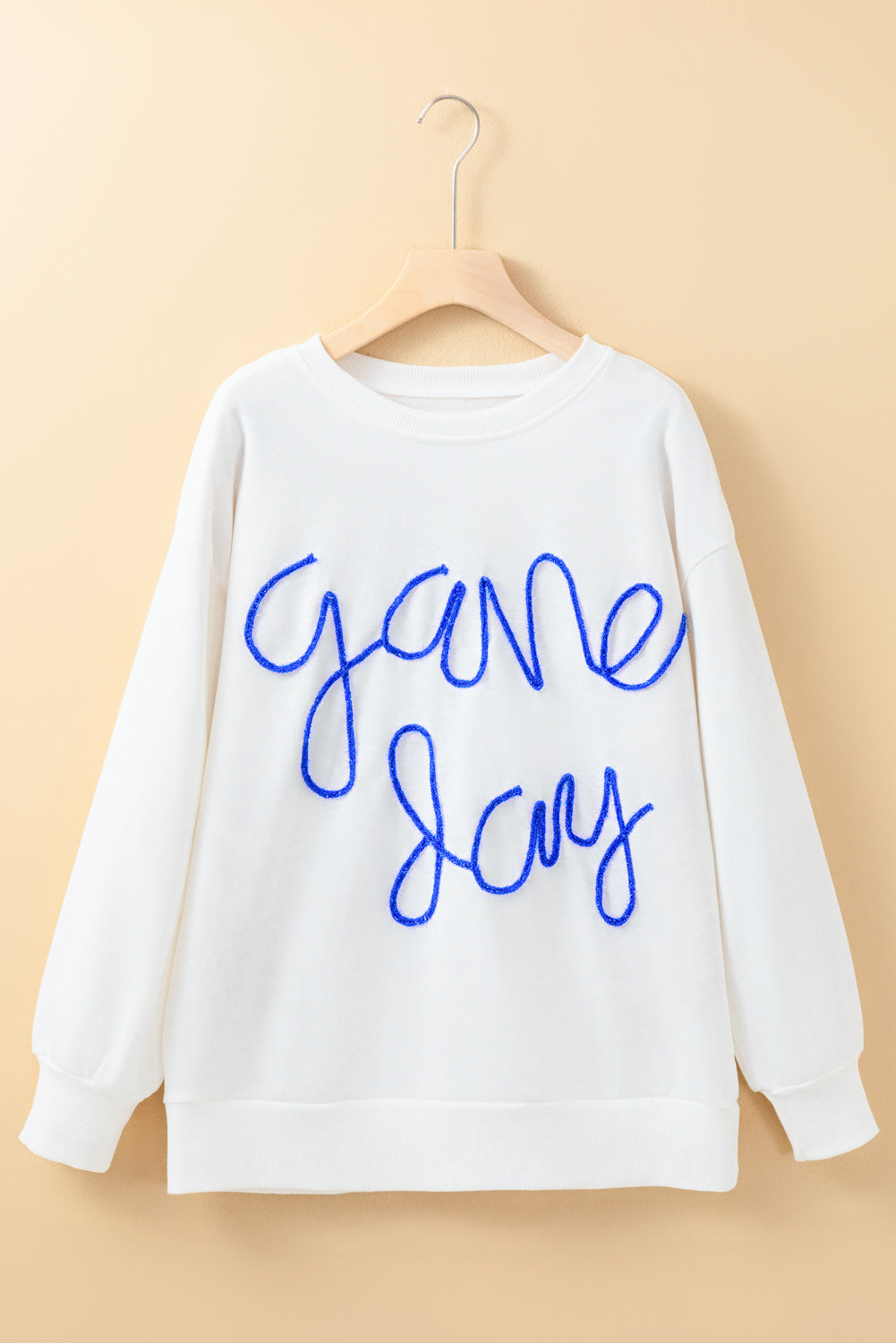Weißes Lametta-Sweatshirt mit Game Day-Grafik und überschnittener Schulter