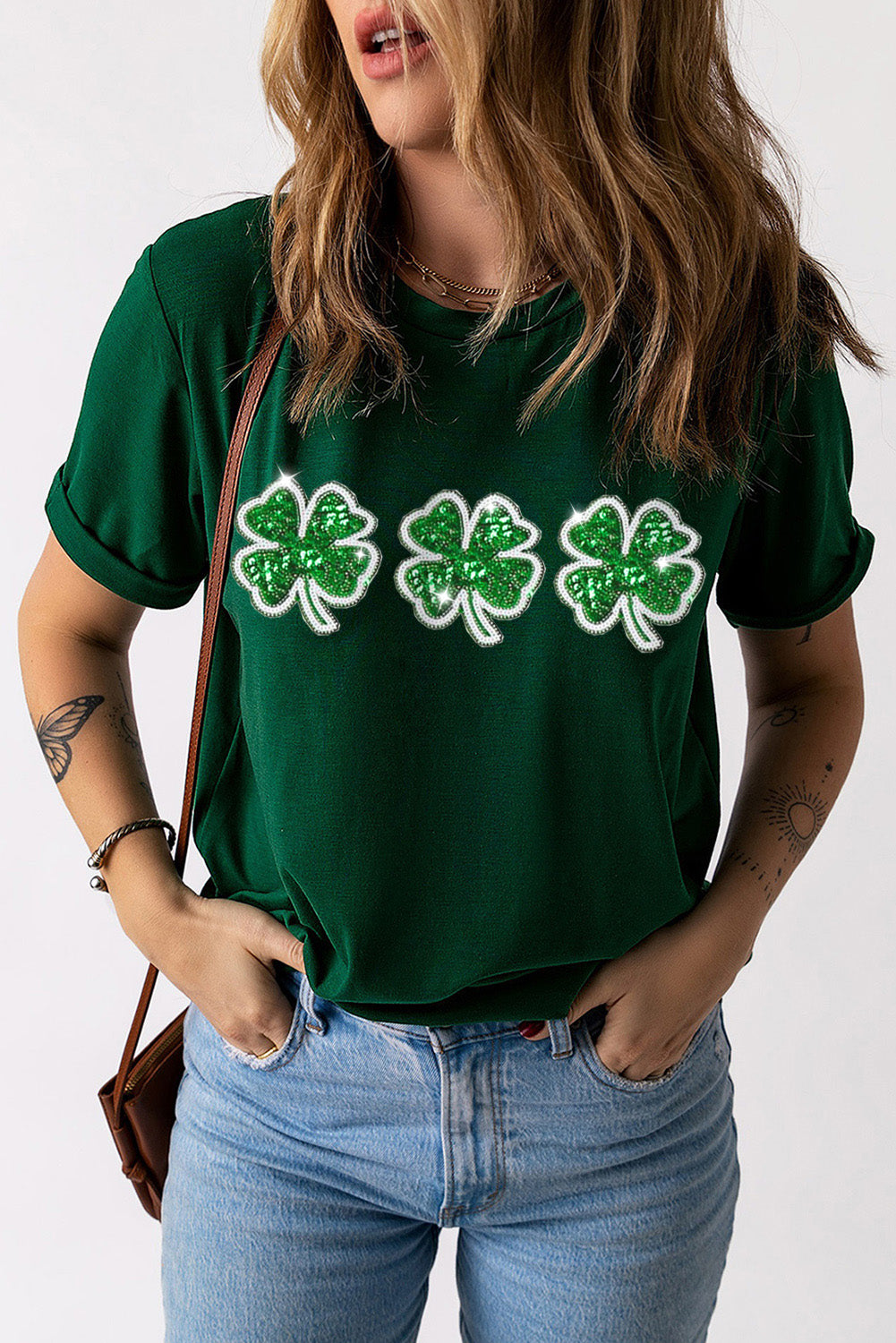 Grünes T-Shirt mit St. Patrick's Kleeblatt-Patch und Grafik