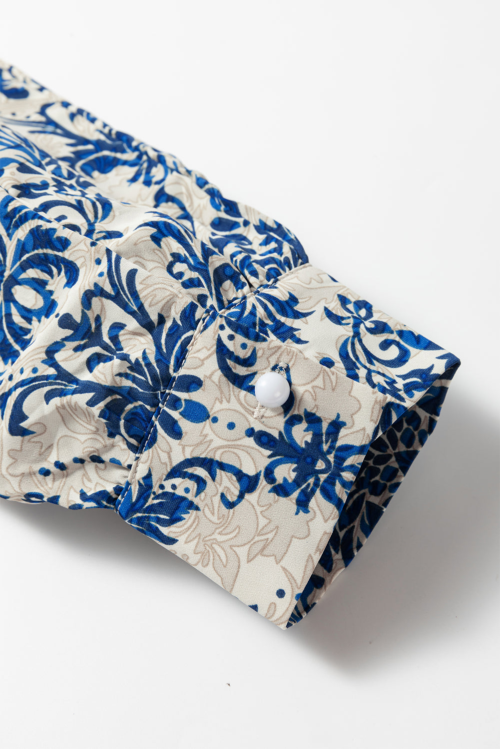 Himmelblaues Spitzenhemd mit böhmischem Print und Bischofsärmeln