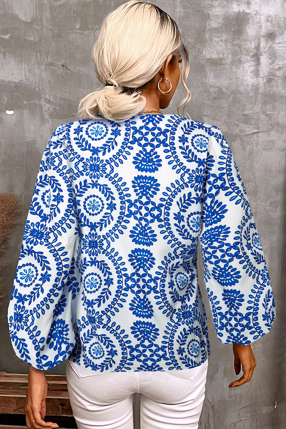 Himmelblaues Vintage-Hemd mit geometrischem Druck, Puffärmeln, Schlitz und V-Ausschnitt