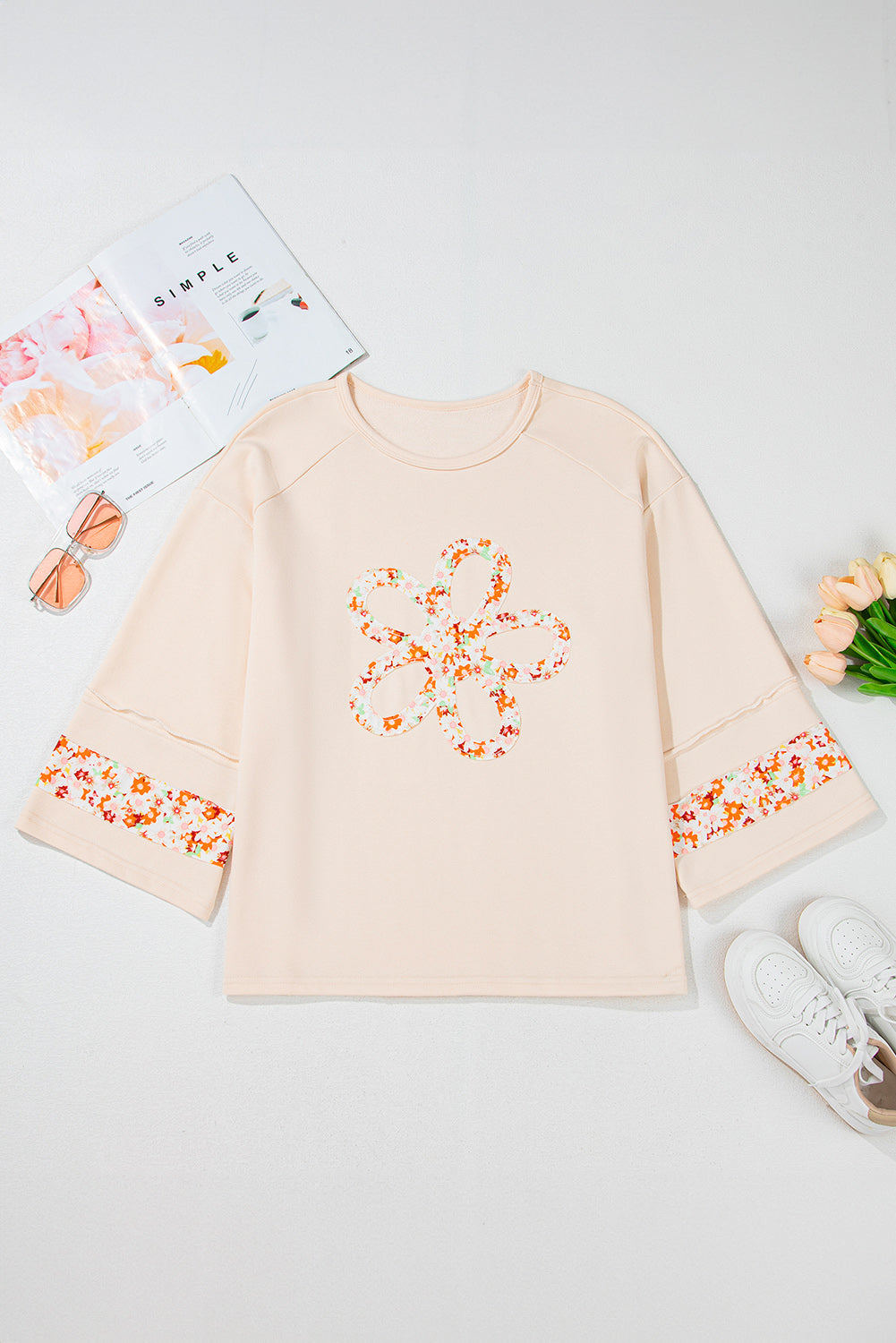 Beiges Plus Size Top mit Rundhalsausschnitt und Blumenpatches