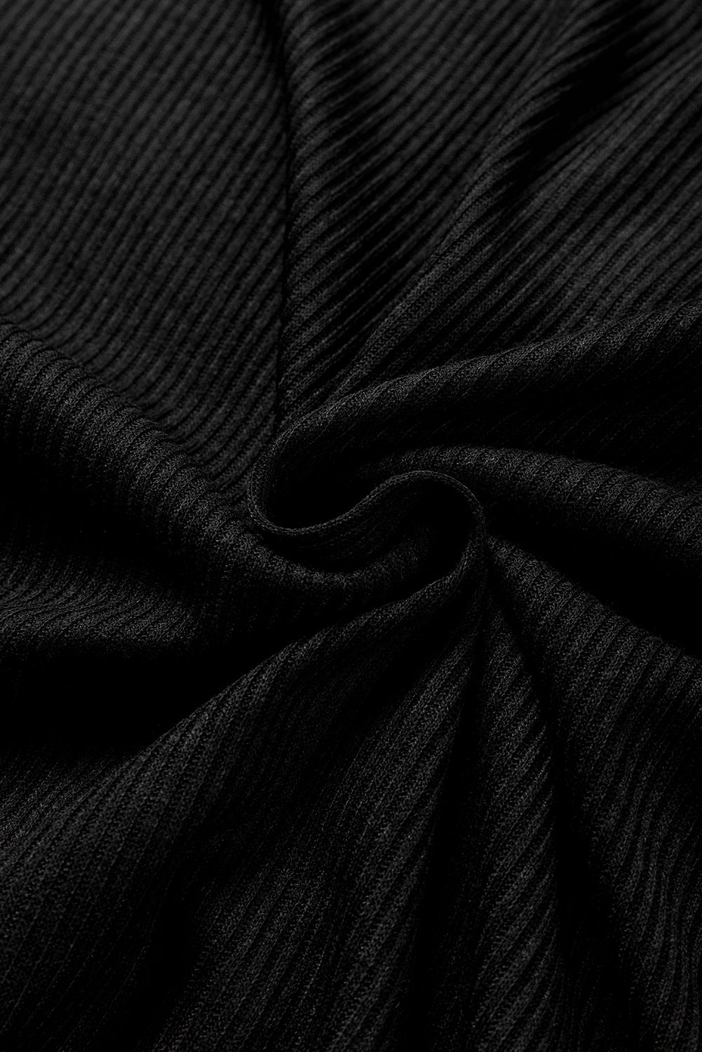 Schwarzes Henley-Oberteil mit Rippenmuster und Kragen sowie Hose als Lounge-Outfit