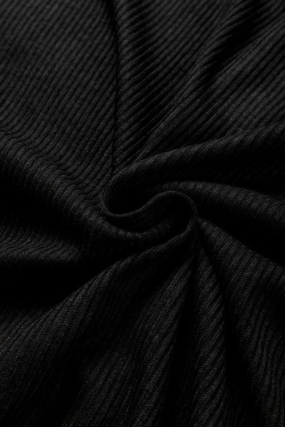 Schwarzes Henley-Oberteil mit Rippenmuster und Kragen sowie Hose als Lounge-Outfit