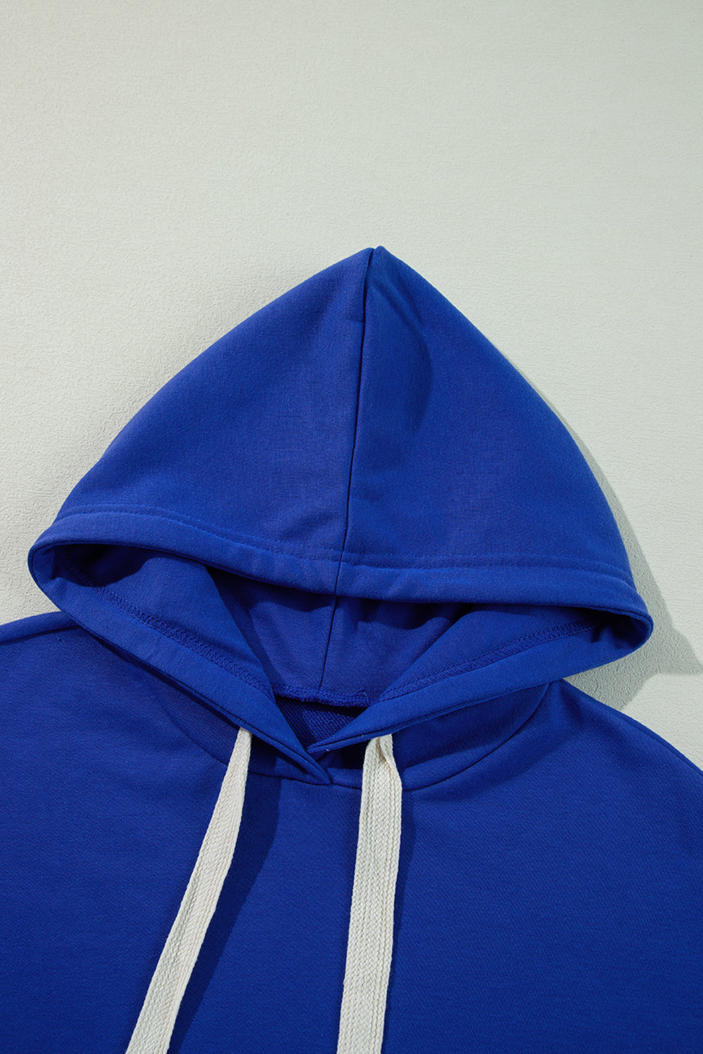 Dunkelblauer, einfarbiger, kurzer Hoodie mit überschnittener Schulterpartie und Kordelzug