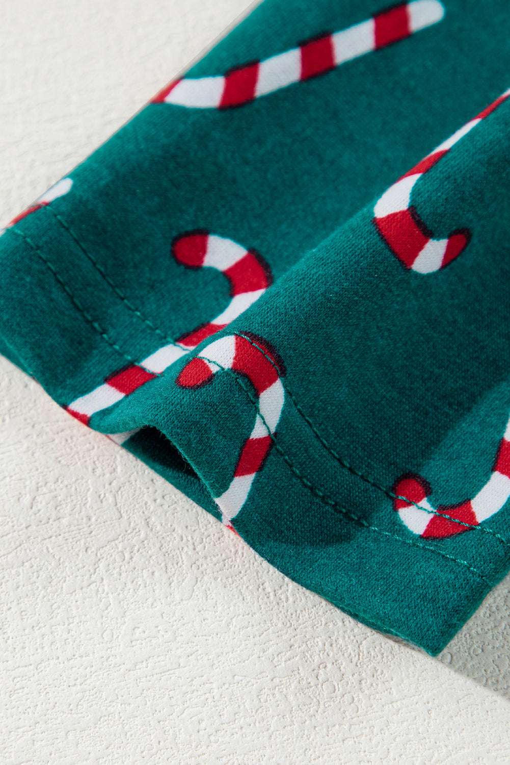 Grünes Lounge-Set mit Oberteil und Hose mit Weihnachts-Zuckerstangen-Aufdruck