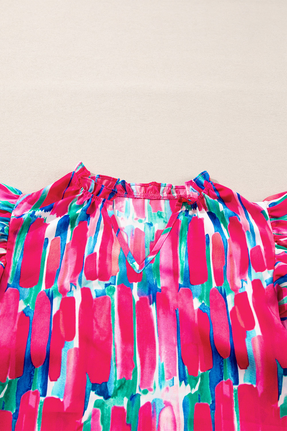 Bluse mit V-Ausschnitt und abstraktem Pinseldruck und Rüschenärmeln
