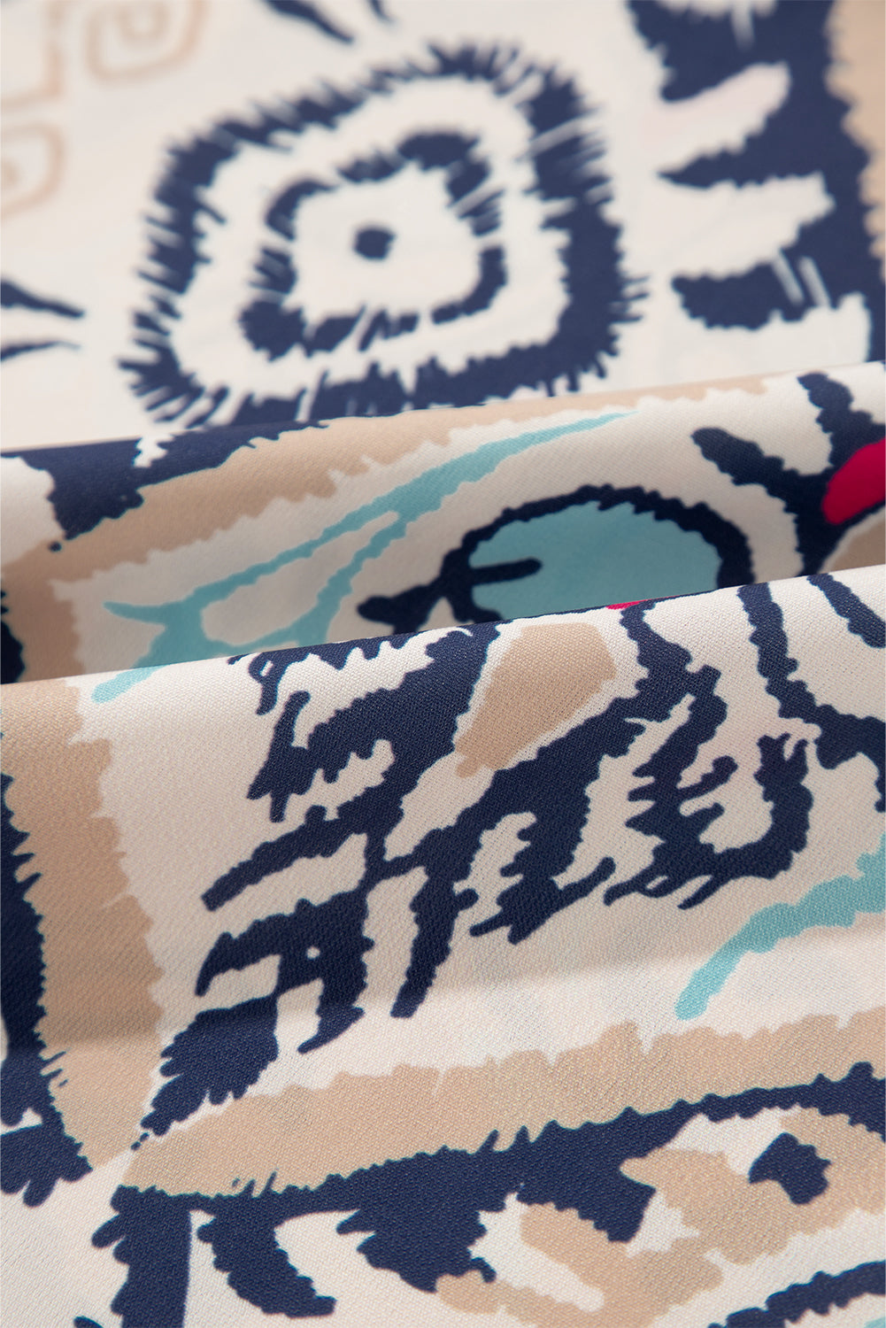 Weiße Bluse mit abstraktem Print und V-Ausschnitt, geschlitzten Halbarm