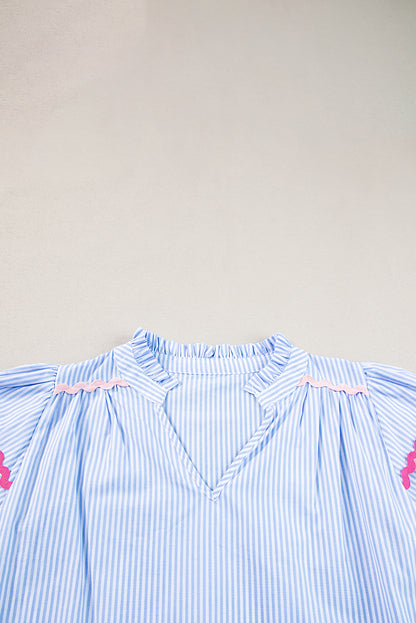 Himmelblaue Bluse mit Streifen, Ricrac-Besatz, geschlitztem Halsausschnitt, gestreiften Rüschenärmeln