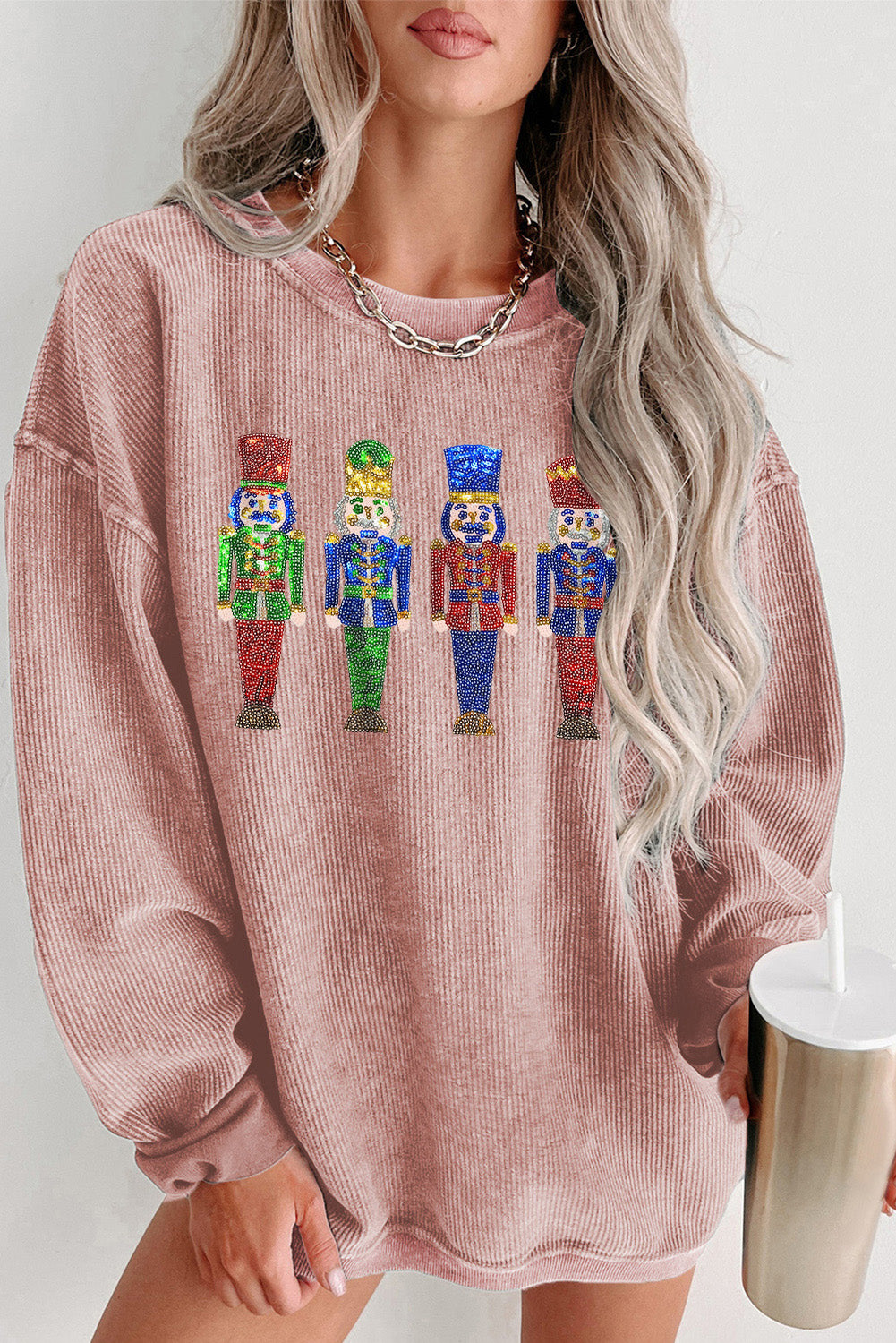Rosafarbenes, weites Sweatshirt mit Pailletten und Nussknacker-Puppe
