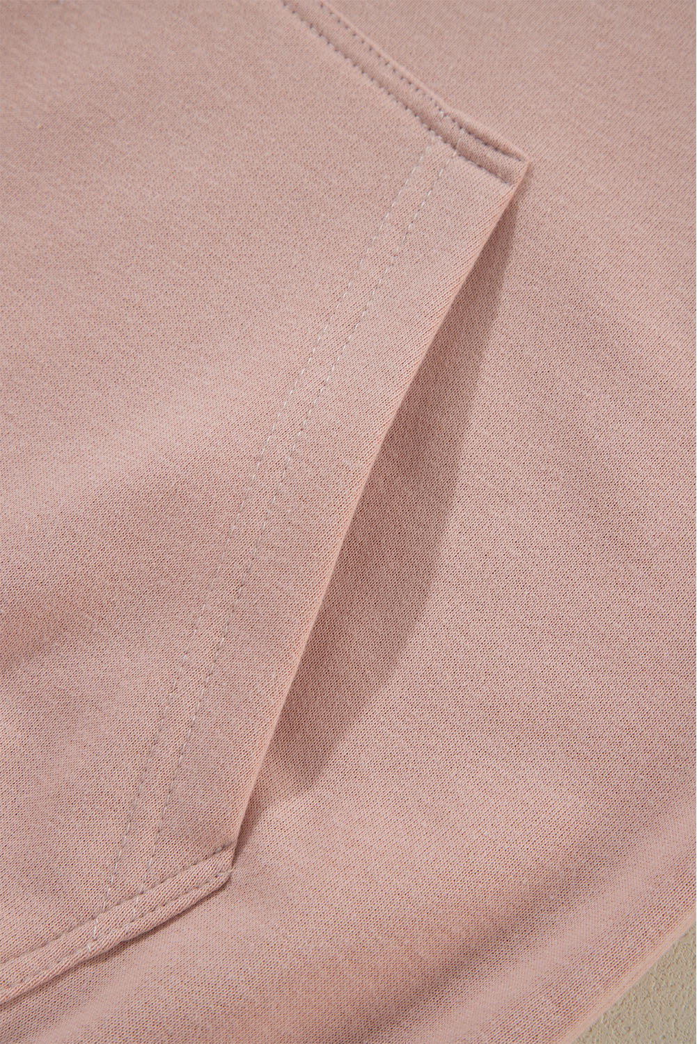Fuchsiafarbener Kapuzenpullover mit Raglanärmeln und Nieten und Tasche
