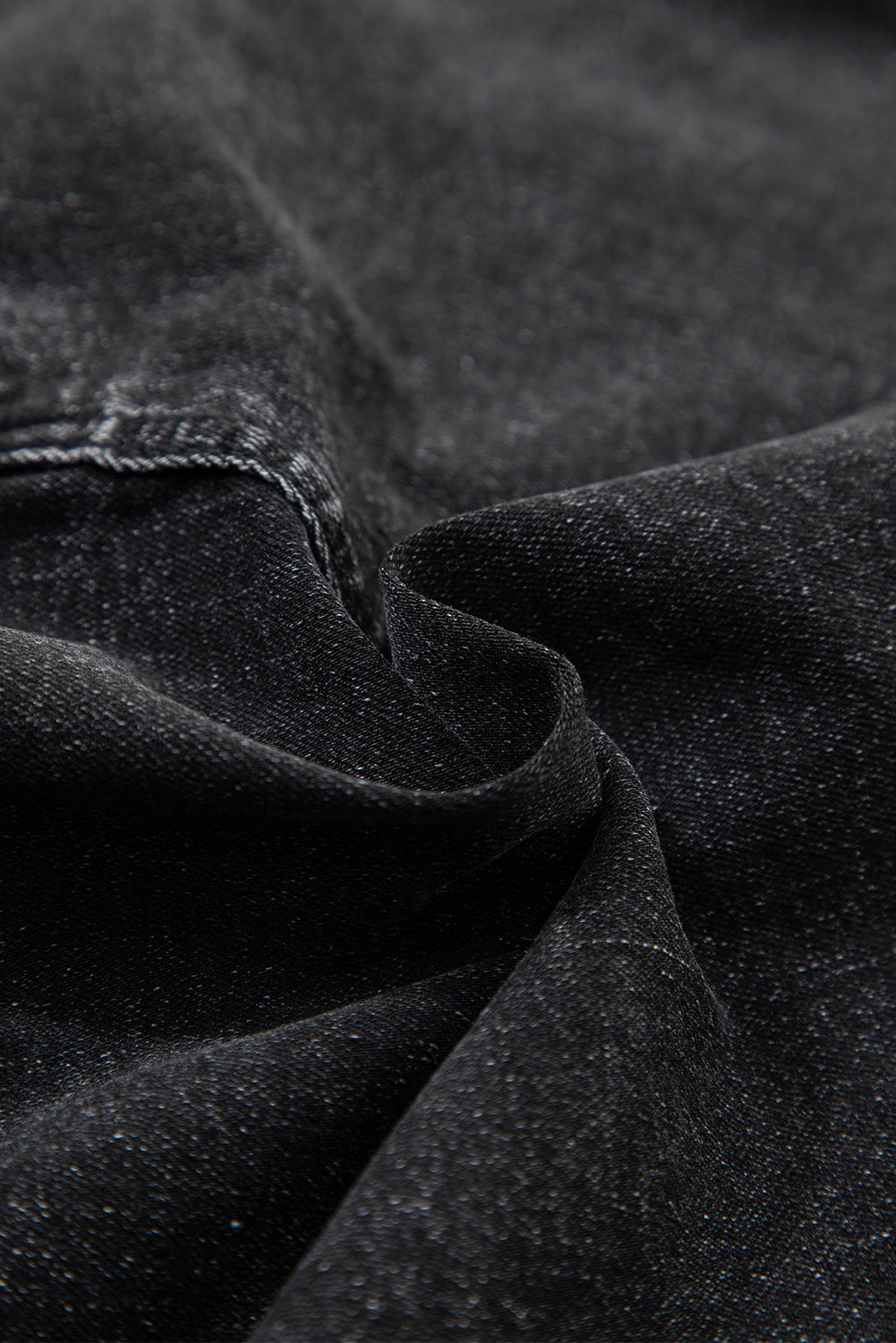 Carbongrauer, zerrissener Minirock aus Mineralwasch-Denim mit offenem Saum