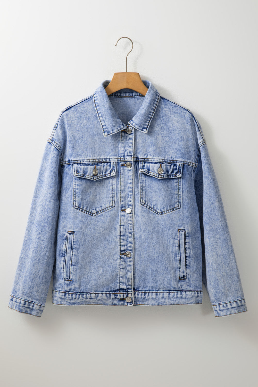Beau Blue – Jeansjacke mit verwaschenen Pattentaschen im Vintage-Stil