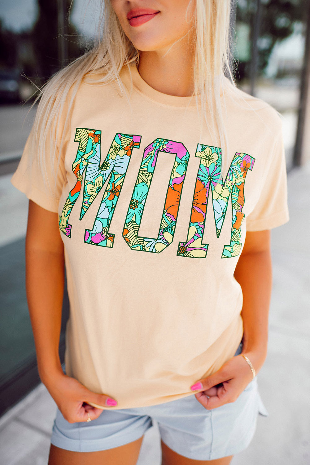 Khakifarbenes T-Shirt mit MOM-Blumenbuchstaben-Print