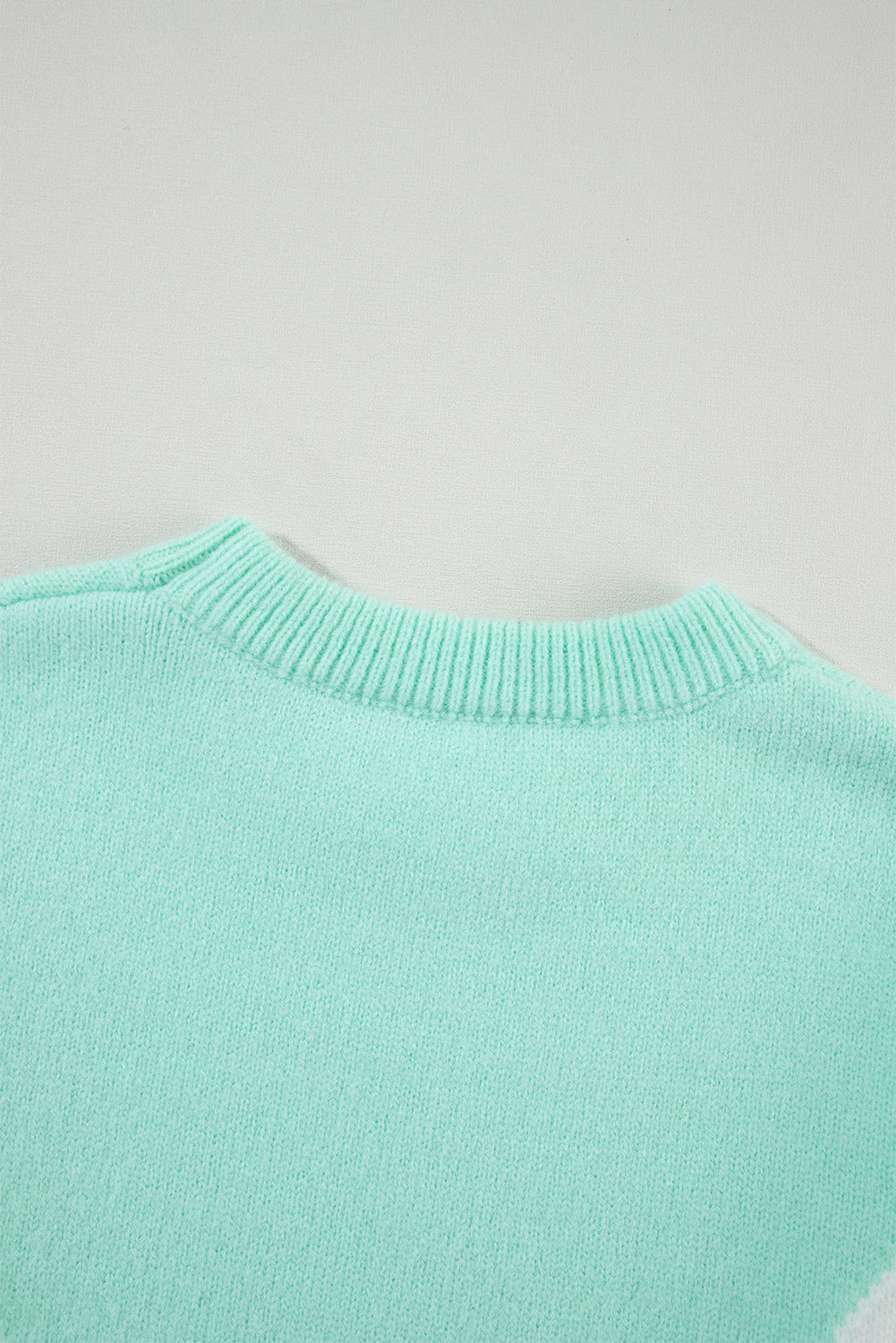 Grüner Pullover mit Chevron-Farbblock und überschnittener Schulter im Rippenstrick