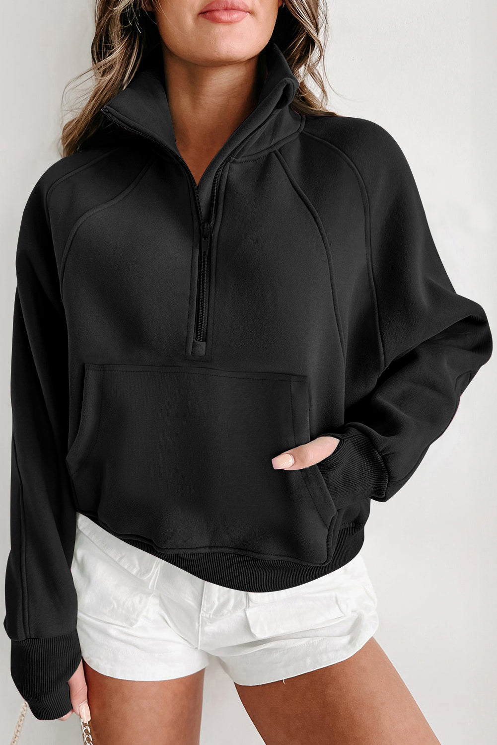 Schwarzes Sweatshirt mit Viertelreißverschluss, Stehkragen und Kängurutasche