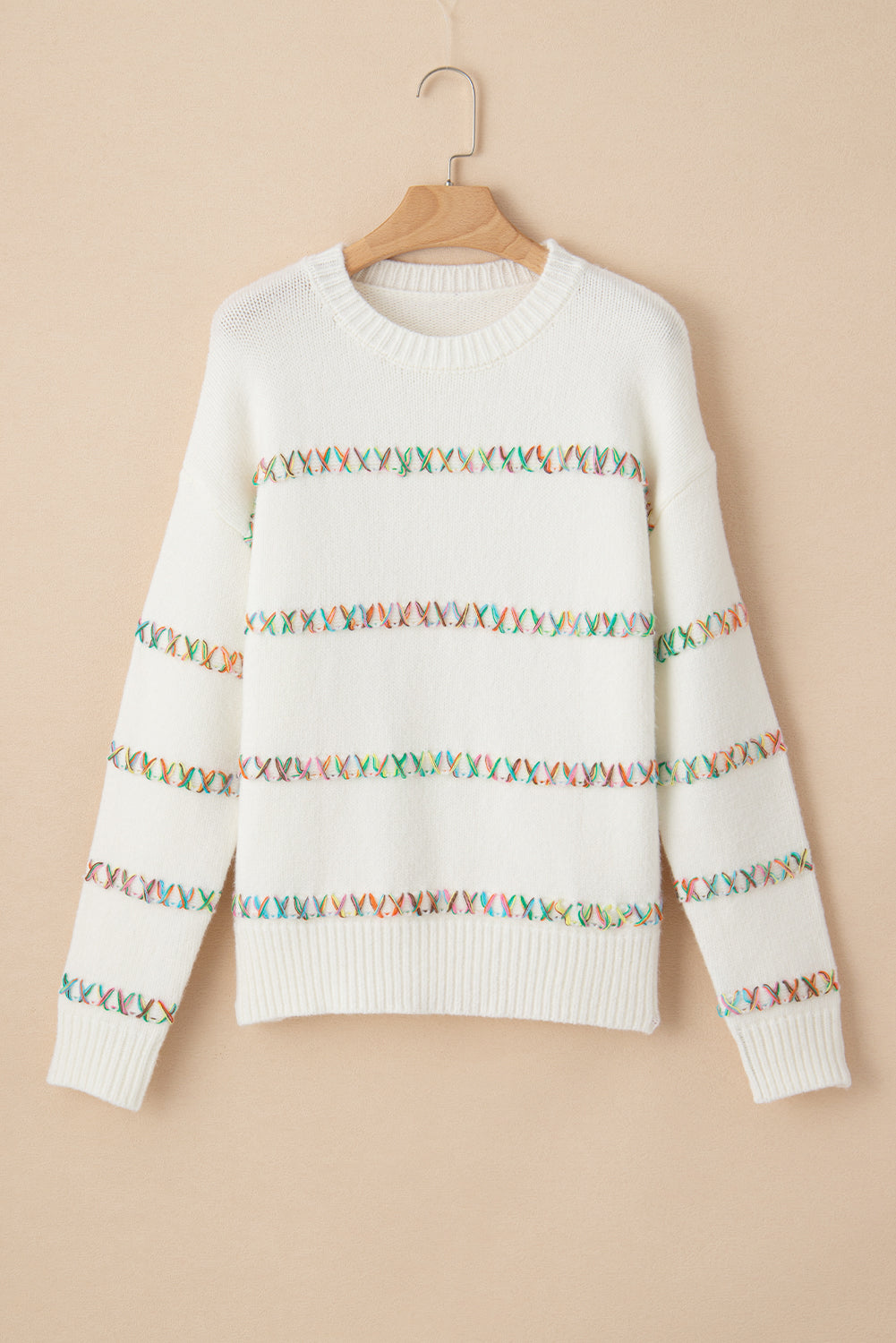 Weißer Pullover mit bunten Kreuzstichen und überschnittenen Schultern