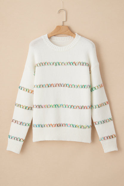 Weißer Pullover mit bunten Kreuzstichen und überschnittenen Schultern