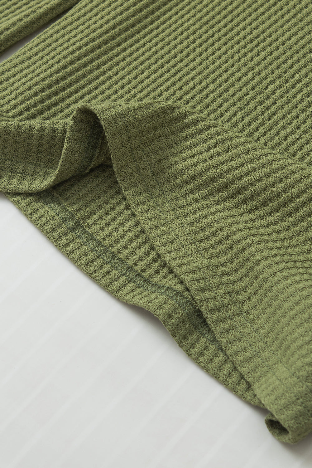 Dschungelgrünes, strukturiertes Strickoberteil mit V-Ausschnitt und geknöpften Manschetten