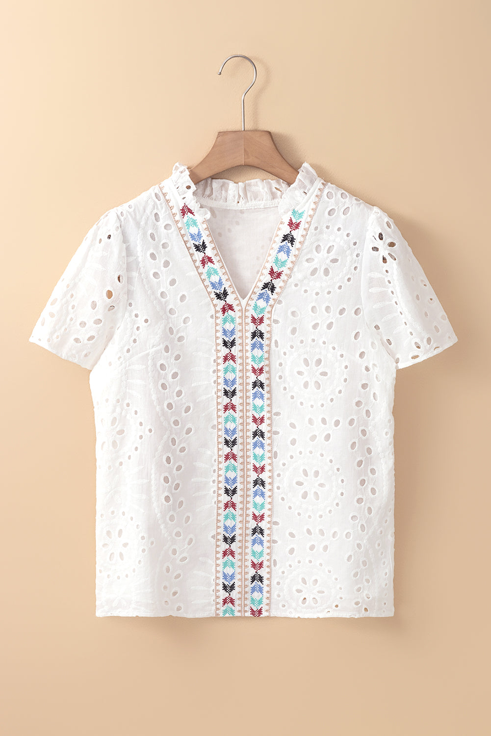 Weiße Bluse mit geometrischer Stickerei und Aussparung