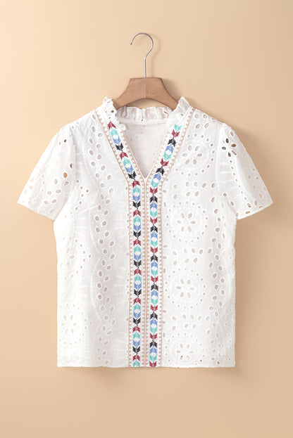 Weiße Bluse mit geometrischer Stickerei und Aussparung