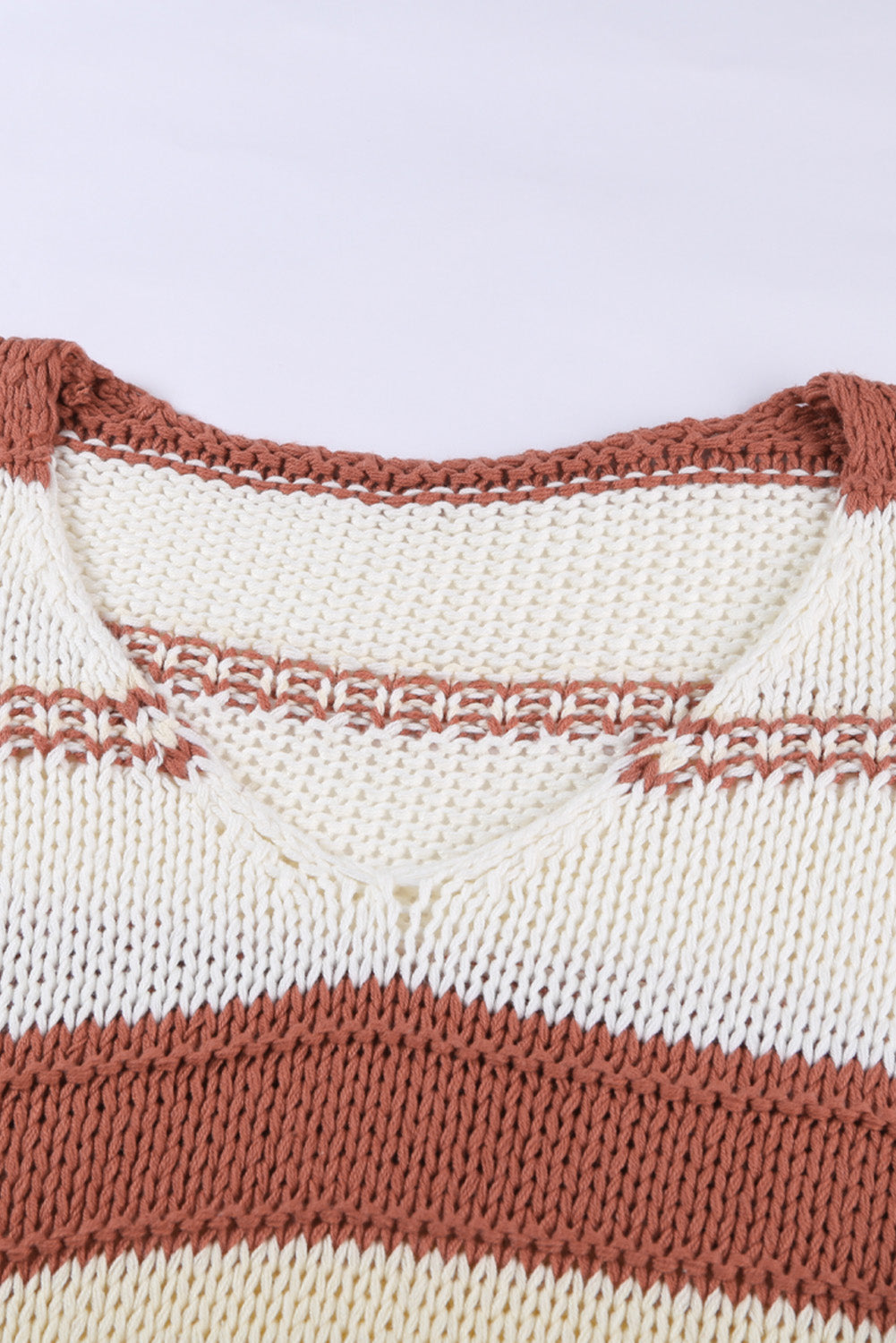 Gestrickter Pullover mit V-Ausschnitt und Laternenärmeln