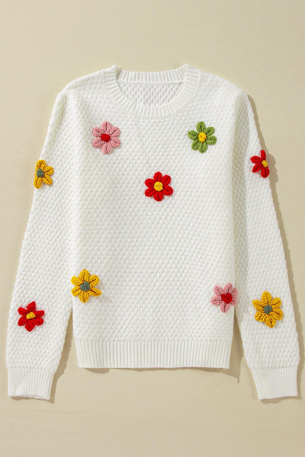 Weißer Strickpullover mit bunter Blumenapplikation