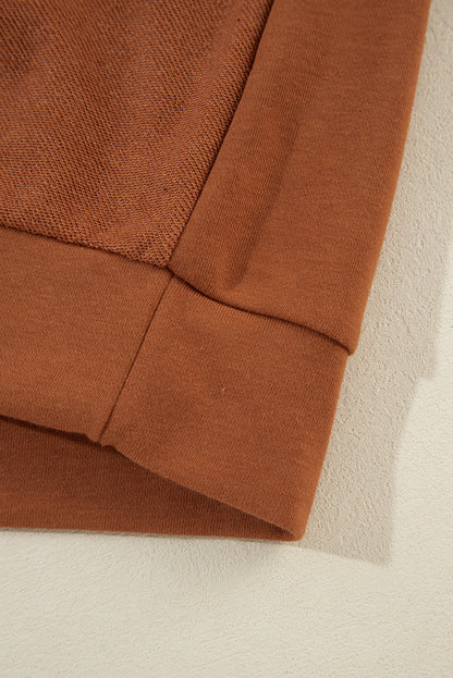 Zimtfarbener Kapuzenpullover mit sichtbaren Nähten und kalter Schulterpartie und Kordelzug