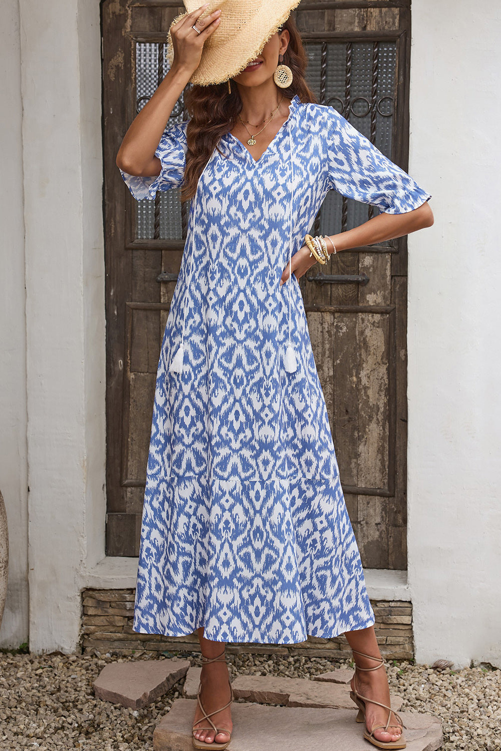Himmelblaues lässiges Maxikleid mit geometrischem Print und V-Ausschnitt
