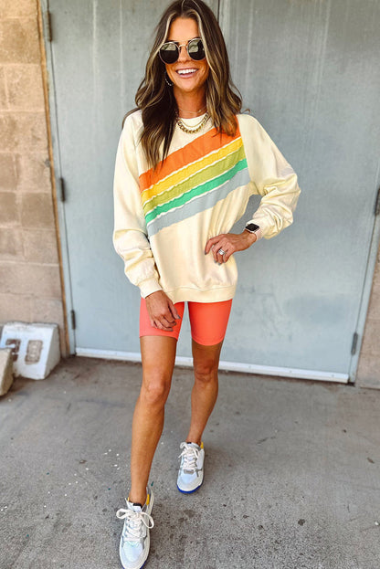Aprikosenfarbenes Pullover-Sweatshirt mit Regenbogen-Farbblock und Streifen