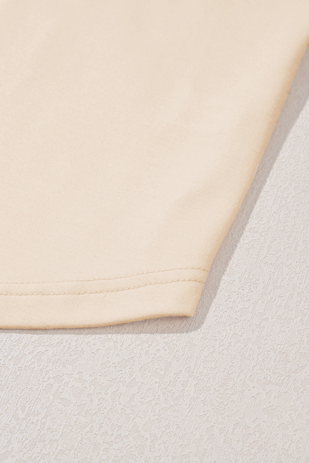 Beiges T-Shirt mit Rundhalsausschnitt und Nieten in Sternform in Übergröße