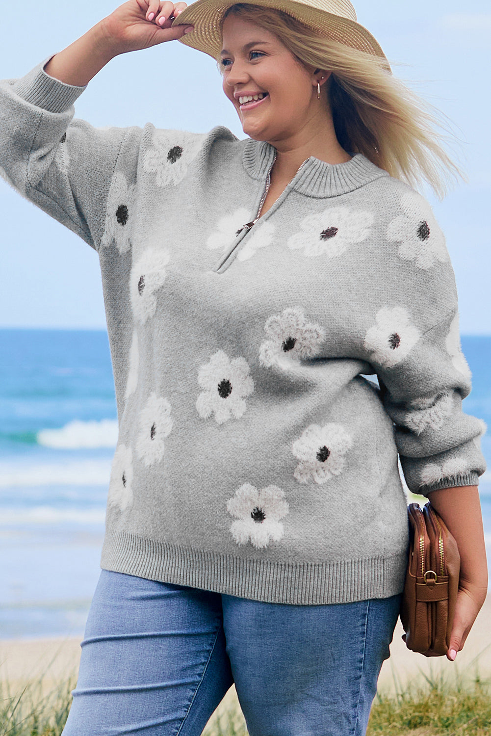 Grauer Pullover mit halbem Reißverschluss und Blumenmuster in Übergröße