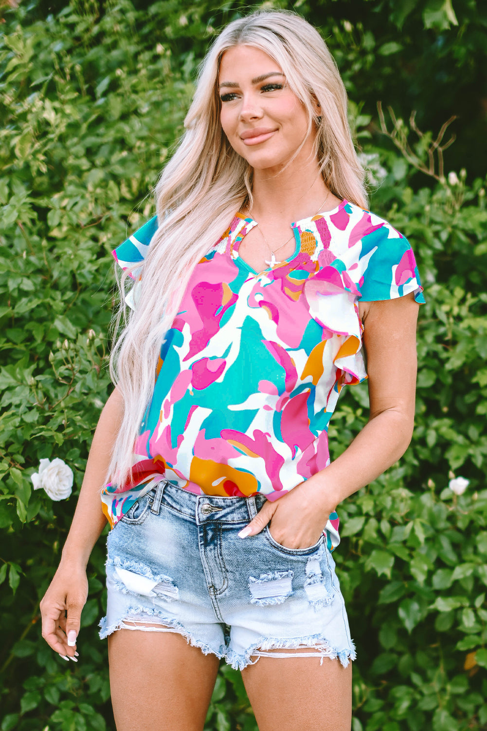 Mehrfarbige Bluse mit abstraktem Print, gekerbtem Ausschnitt und flatternden Ärmeln