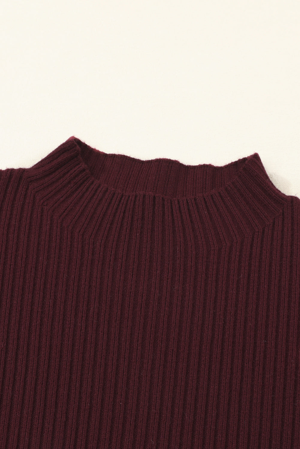 Mineralroter, gerippter Strickpullover mit aufgesetzten Taschen und kurzen Ärmeln