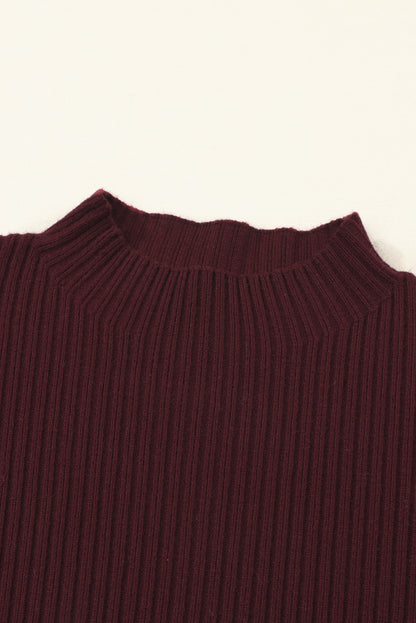 Mineralroter, gerippter Strickpullover mit aufgesetzten Taschen und kurzen Ärmeln