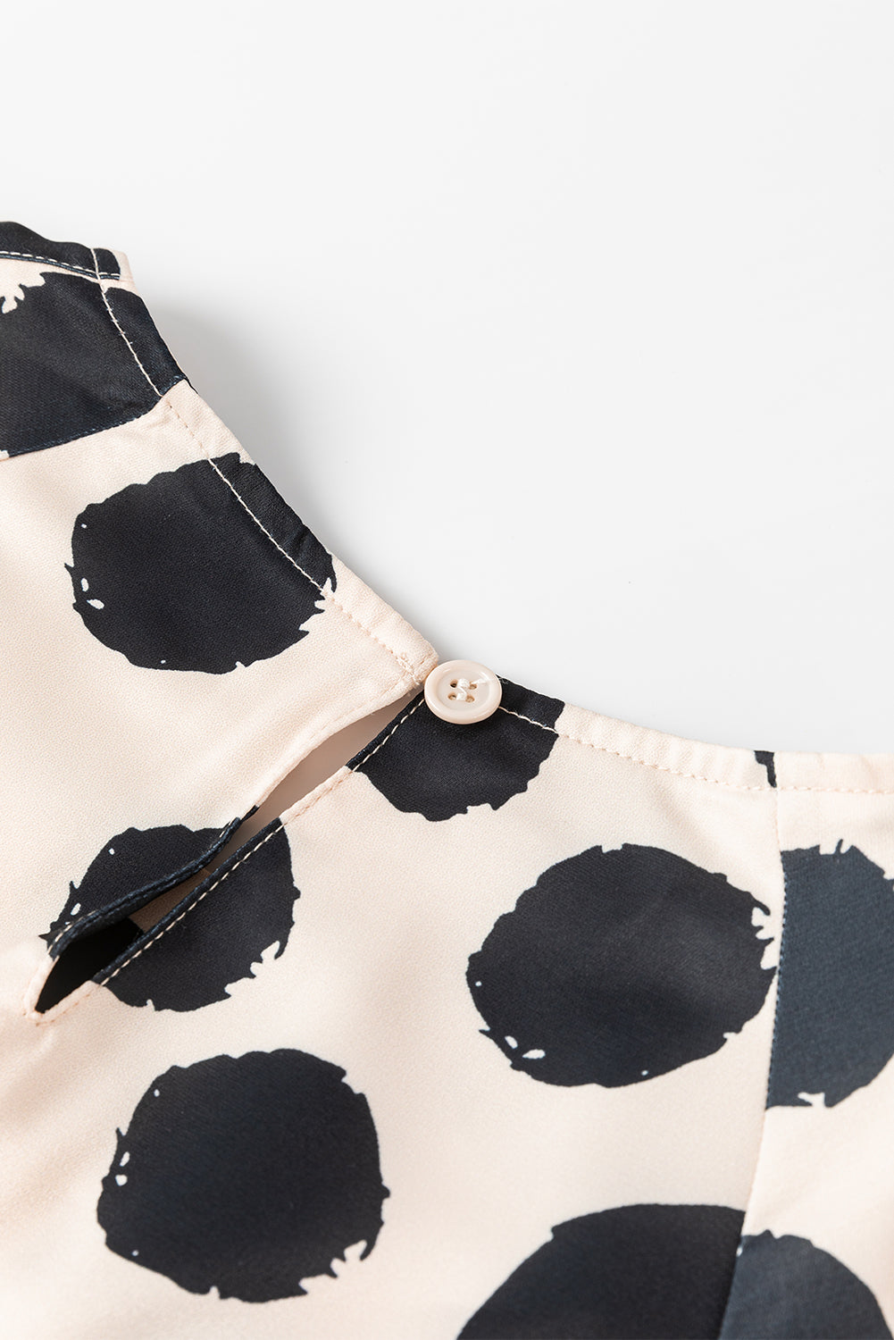 Schwarze Bluse mit geknöpften Ärmeln und Falten